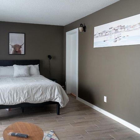 One Bedroom Condo Near Whyte Ave Close To University Edmonton Exterior photo