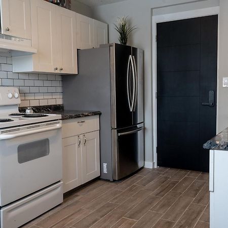 One Bedroom Condo Near Whyte Ave Close To University Edmonton Exterior photo