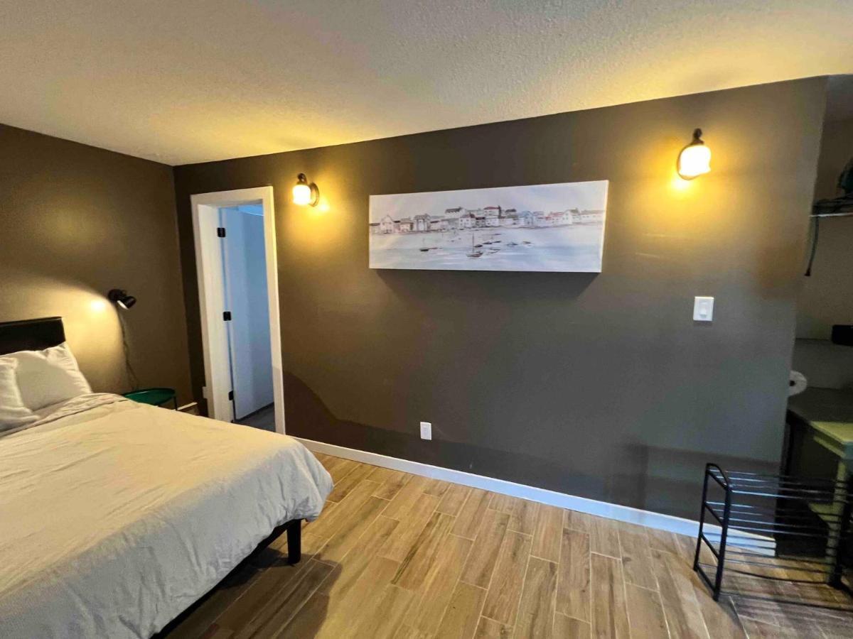 One Bedroom Condo Near Whyte Ave Close To University Edmonton Exterior photo