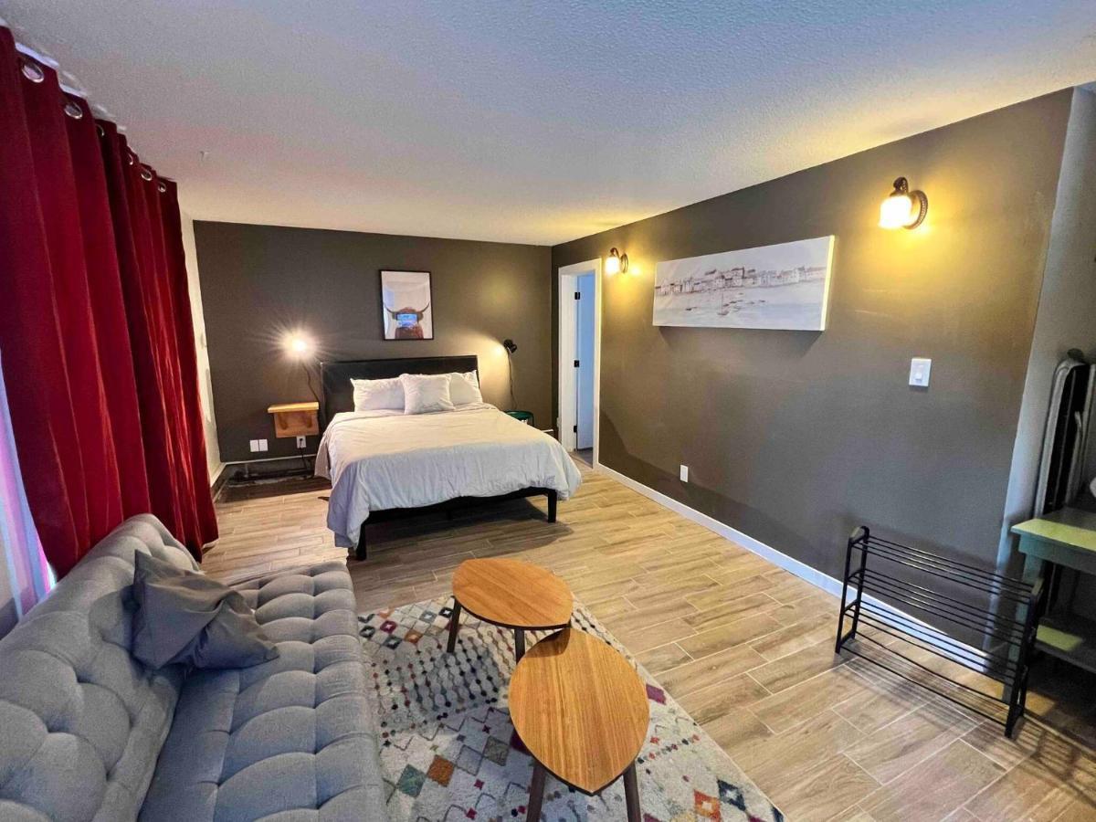 One Bedroom Condo Near Whyte Ave Close To University Edmonton Exterior photo