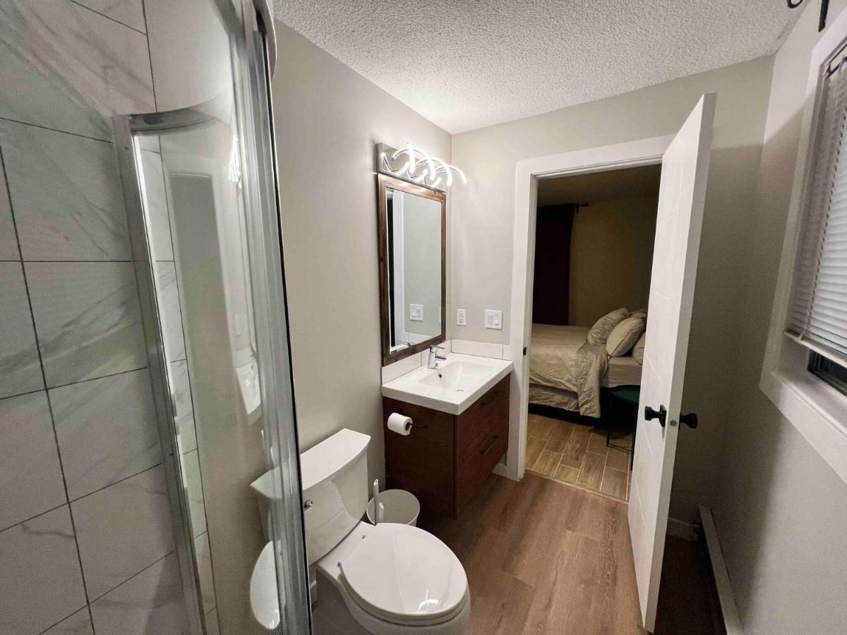One Bedroom Condo Near Whyte Ave Close To University Edmonton Exterior photo