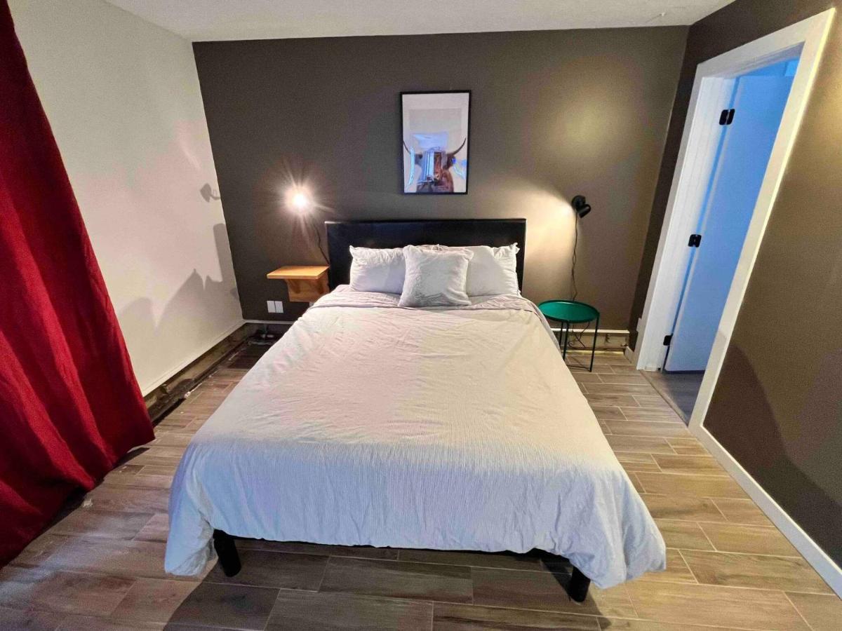 One Bedroom Condo Near Whyte Ave Close To University Edmonton Exterior photo