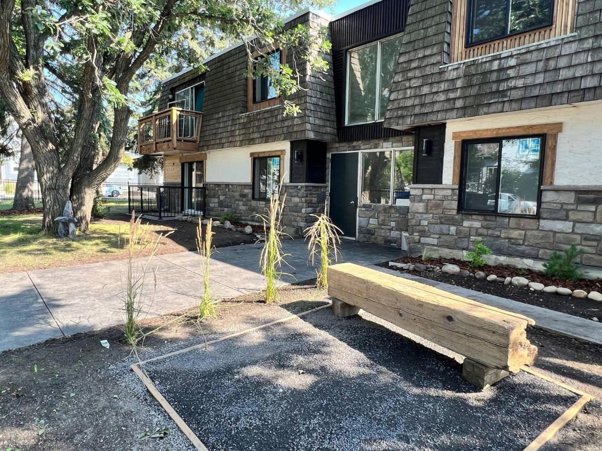 One Bedroom Condo Near Whyte Ave Close To University Edmonton Exterior photo