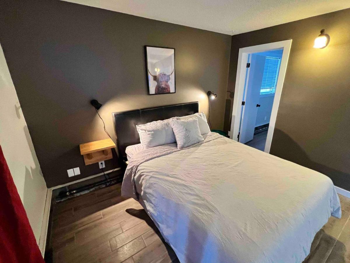 One Bedroom Condo Near Whyte Ave Close To University Edmonton Exterior photo