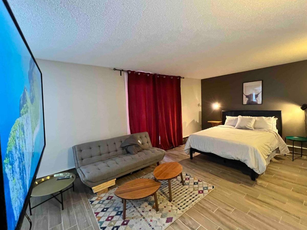 One Bedroom Condo Near Whyte Ave Close To University Edmonton Exterior photo