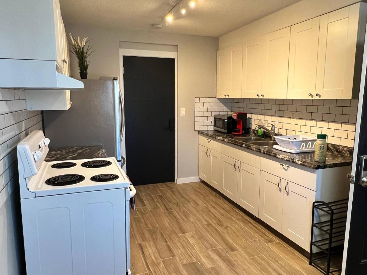One Bedroom Condo Near Whyte Ave Close To University Edmonton Exterior photo