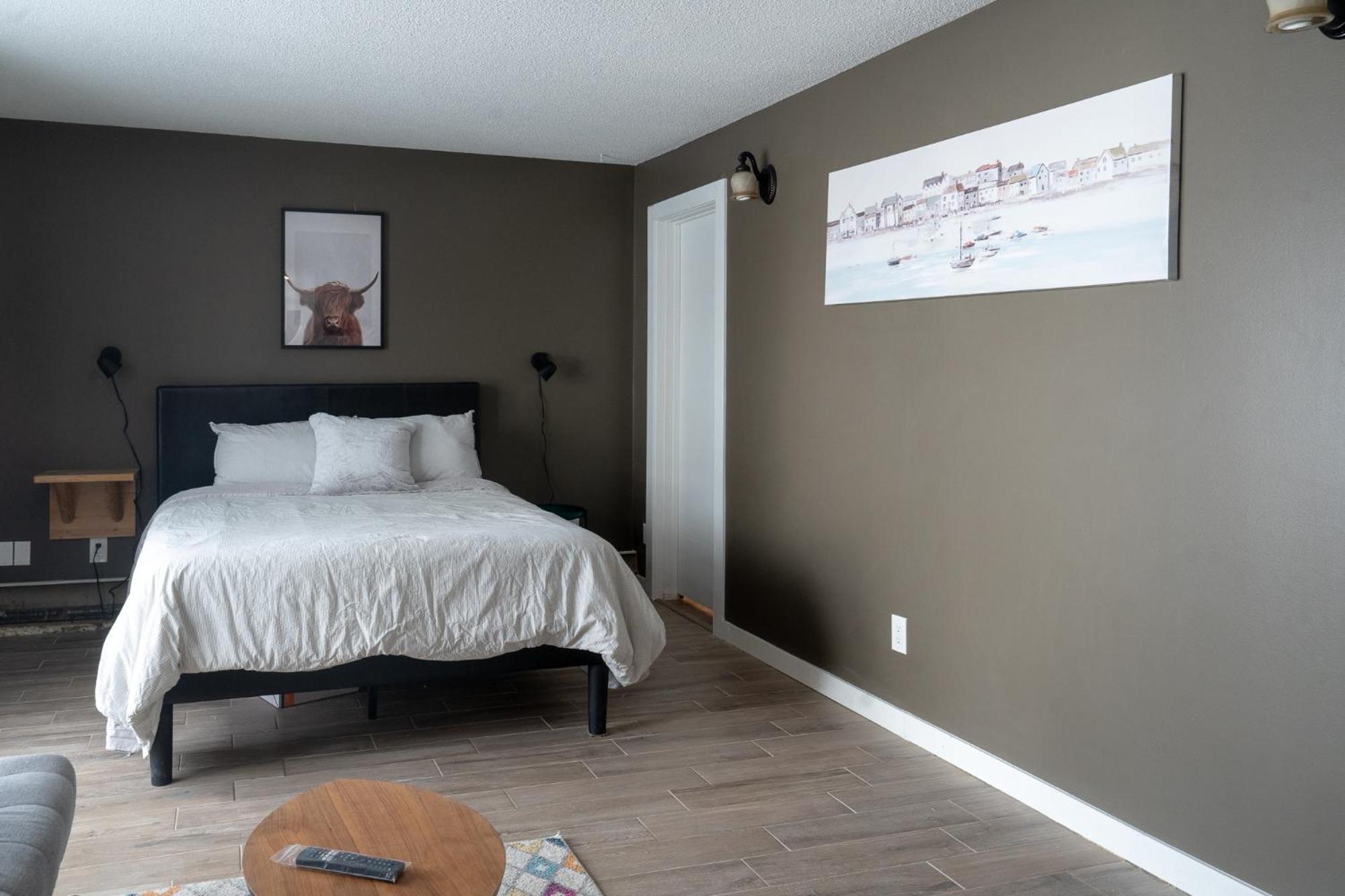 One Bedroom Condo Near Whyte Ave Close To University Edmonton Exterior photo