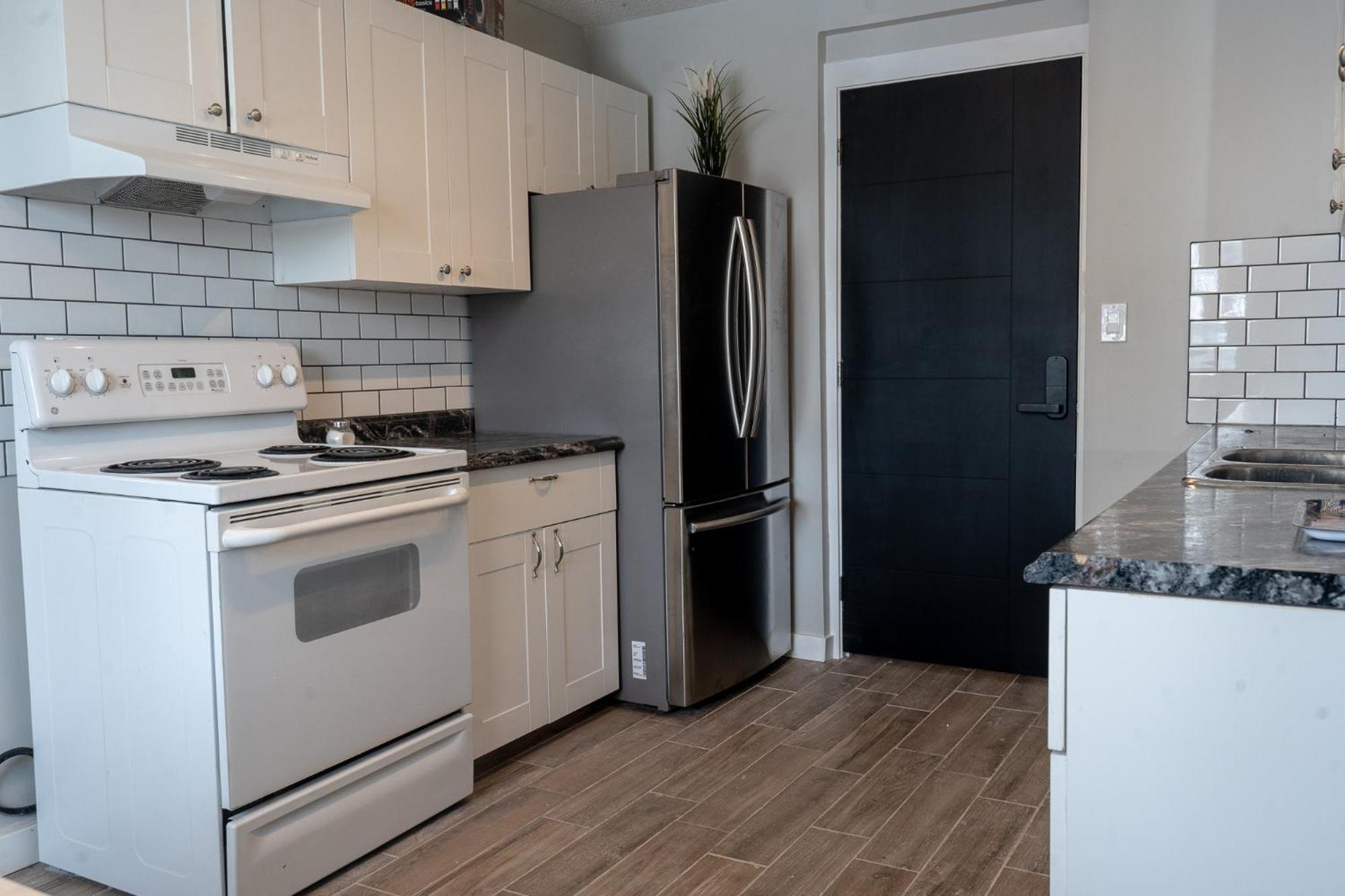 One Bedroom Condo Near Whyte Ave Close To University Edmonton Exterior photo