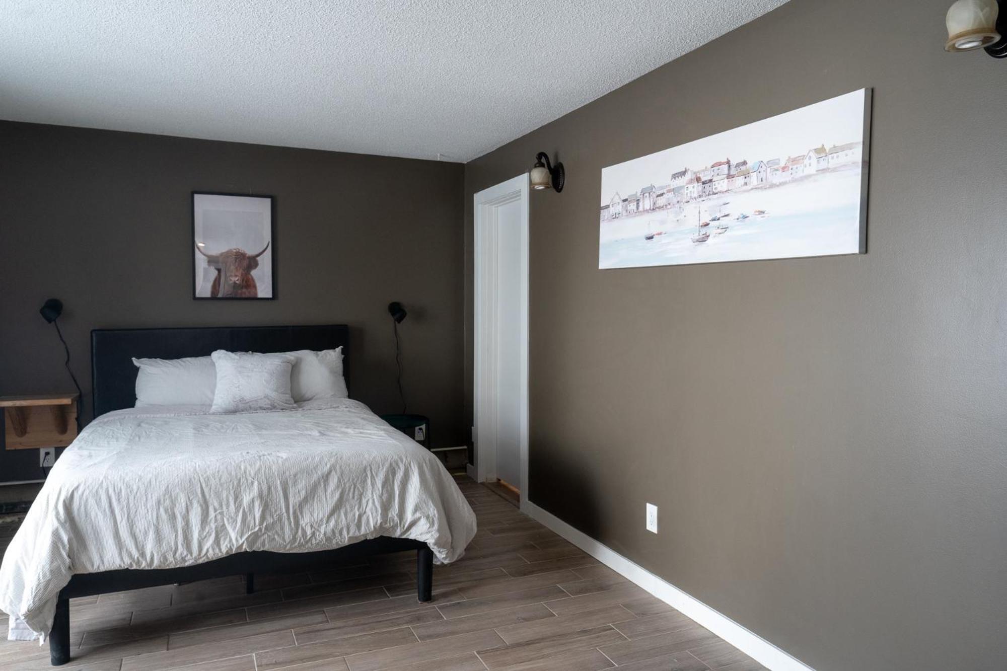 One Bedroom Condo Near Whyte Ave Close To University Edmonton Exterior photo