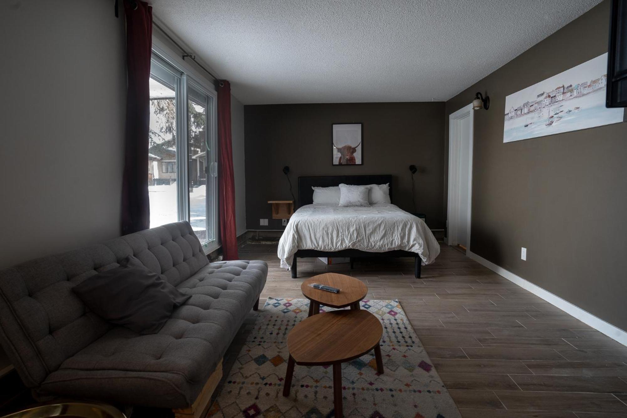 One Bedroom Condo Near Whyte Ave Close To University Edmonton Exterior photo